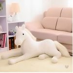 Jouet en peluche cheval blanc, compagnon idéal des petits amoureux des chevaux