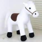 Peluche tendre cheval blanc, idéal pour le réconfort des petits