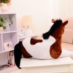 Peluche câlin cheval en blanc et marron, idéale pour les enfants