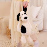 Peluche canine blanche, idéale pour les câlins et le jeu