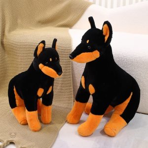 Peluche chien doberman noir et marron assis