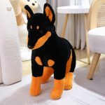 Peluche doberman assis en noir et marron