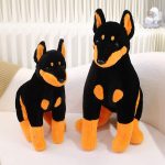 Peluche chien doberman, style assis et réaliste