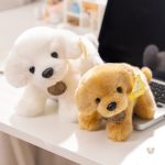 Jolie peluche chien doré, parfait pour les câlins