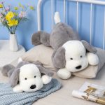 Chien gris en peluche, idéal pour les câlins