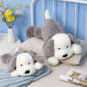 Chien gris en peluche, idéal pour les câlins