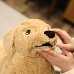 Peluche labrador marron, idéale pour décorer une chambre d’enfant