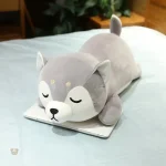 Mignonne peluche shiba inu gris, compagnon idéal