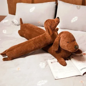 Chien teckel marron en peluche, compagnon affectueux pour enfants