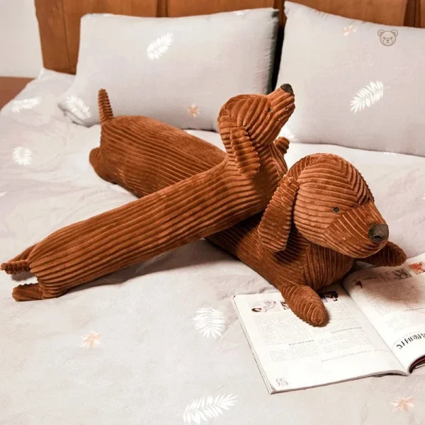 Chien teckel marron en peluche, compagnon affectueux pour enfants