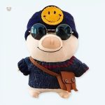 Peluche cochon doux avec bonnet smiley pour enfants en hiver