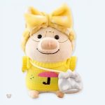 Peluche cochon mignon avec pull jaune doux et câlin