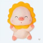Peluche cochon doux enfant à câliner dans le jardin