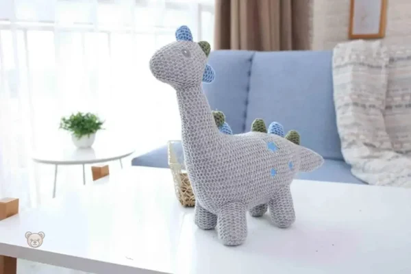 peluche-crochet-dinosaure-au-long-cou-1 Peluche crochet dinosaure au long cou colorée et douce