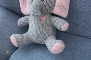 Éléphant en peluche crochet, design gris et rose charmant