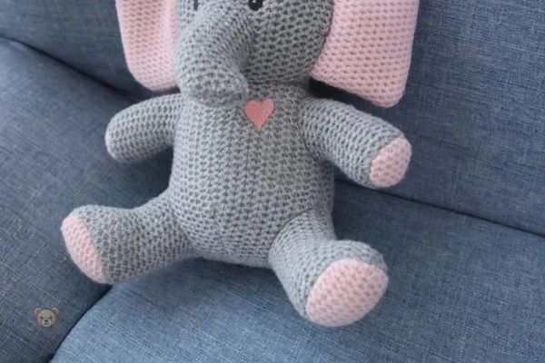 Éléphant en peluche crochet, design gris et rose charmant