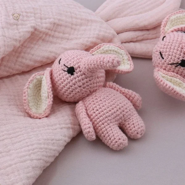 Éléphant en peluche tout rose au crochet