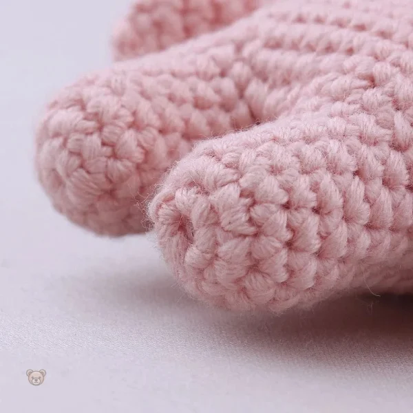 Éléphant rose en peluche, finition au crochet