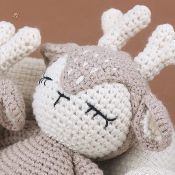 Faon en peluche crochet, design élégant