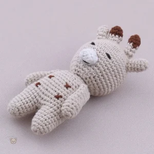 Girafe en peluche au design timide et attachant