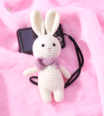 Peluche lapin en crochet avec écharpe rouge