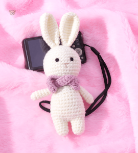 Peluche lapin en crochet avec écharpe rouge