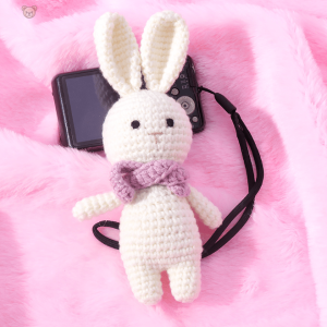 Peluche lapin en crochet avec écharpe rouge