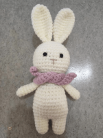 Lapin en peluche crochetée, accessoire écharpe rouge