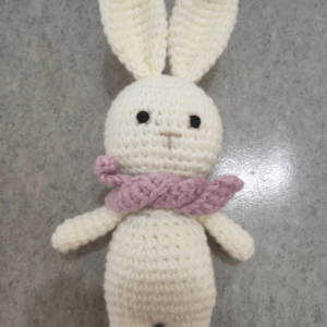 Lapin en peluche crochetée, accessoire écharpe rouge