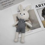 Univers tendre avec ce lapin en peluche crochetée