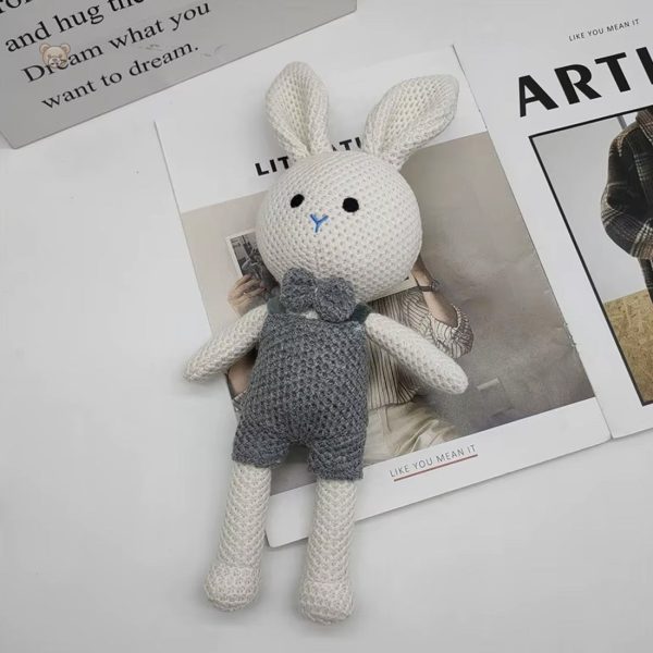Univers tendre avec ce lapin en peluche crochetée