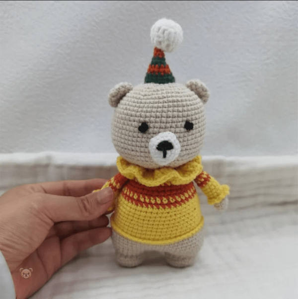 peluche-crochet-ourson-festif-1 Peluche crochet ourson festif en laine colorée