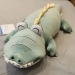 Câlin tout en douceur avec ce dinosaure en peluche bleu