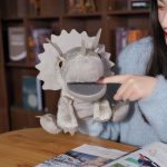 Marionnette dinosaure en peluche, idéale pour le jeu