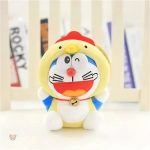 Doraemon câlin déguisé en poule, parfait pour les petits.
