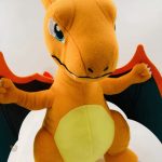 Câlin doux avec cette peluche Dracaufeu pour enfants