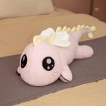 Dragon en peluche géant avec de grands yeux expressifs