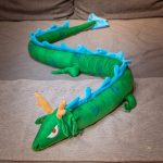 Grand dragon en peluche aux couleurs vives