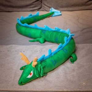 Grand dragon en peluche aux couleurs vives