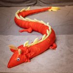 Peluche dragon coloré, ajout ludique à la chambre