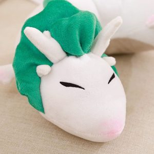 Dragon pelucheux vert et blanc, parfait pour les câlins