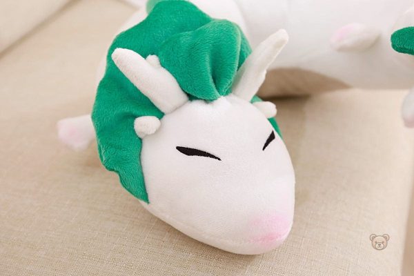 Dragon pelucheux vert et blanc, parfait pour les câlins