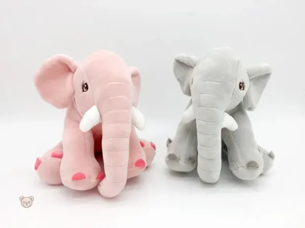 Éléphant assis en peluche, un compagnon joyeux