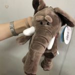 Peluche éléphant aux longues défenses douce et câline