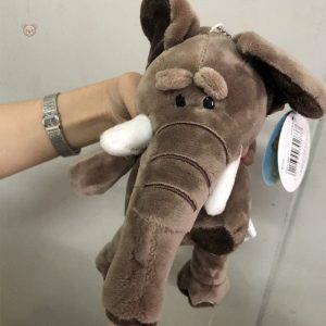 Peluche éléphant aux longues défenses douce et câline
