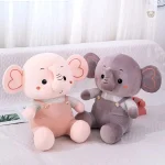 Peluche éléphant en petite salopette souriante
