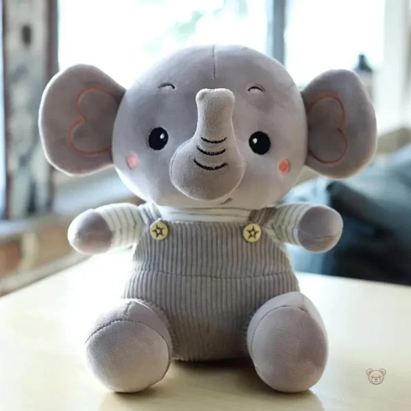 Éléphant en peluche avec salopette colorée