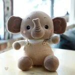 Éléphant mignon en salopette, compagnon idéal pour les enfants