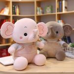 Peluche éléphant en blouse colorée, douce et câline