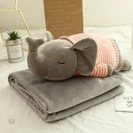 Peluche éléphant endormi en pyjama doux et câlin